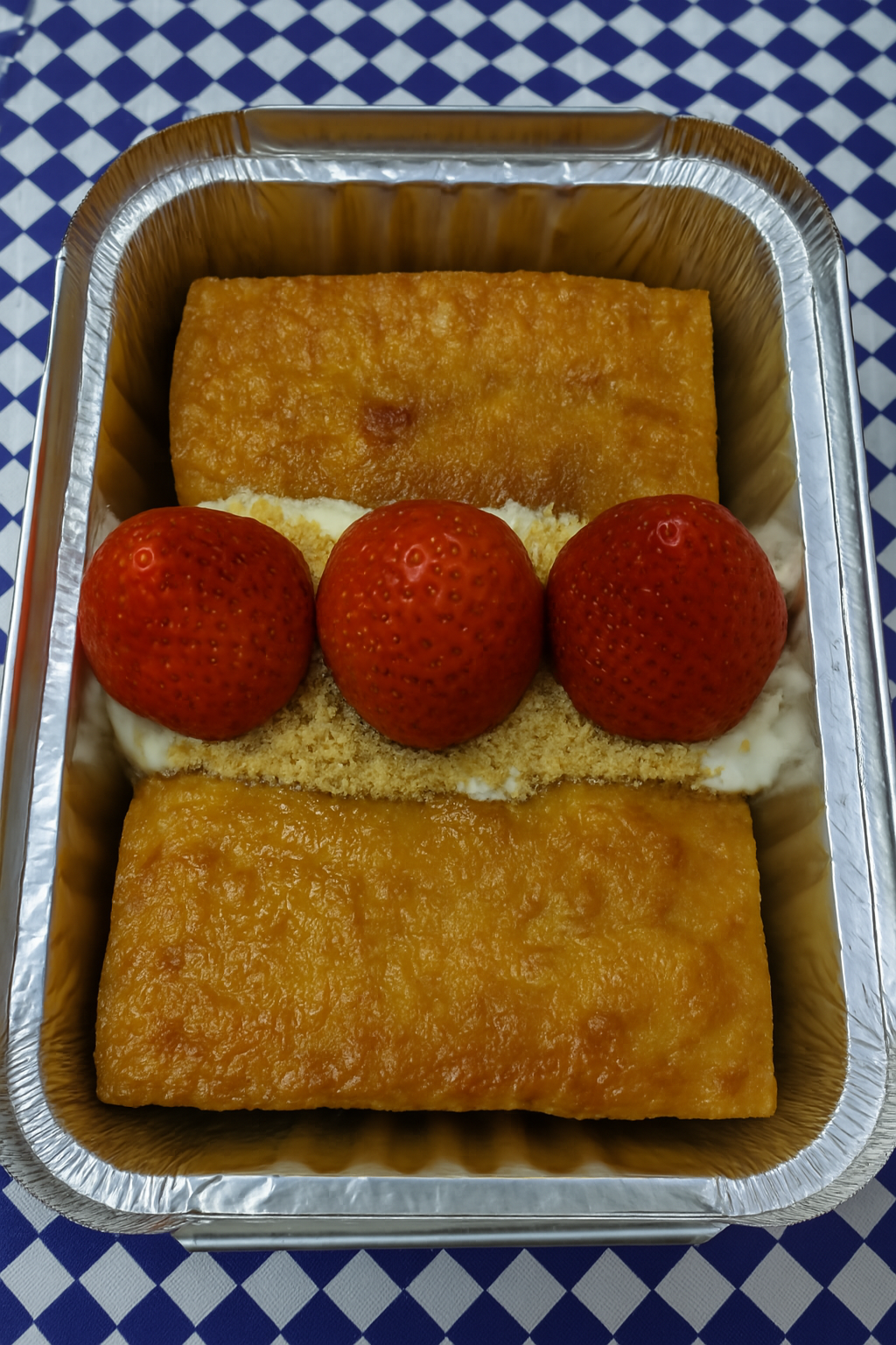 Panque de Elote con Fresas Crema Batida y Rompope